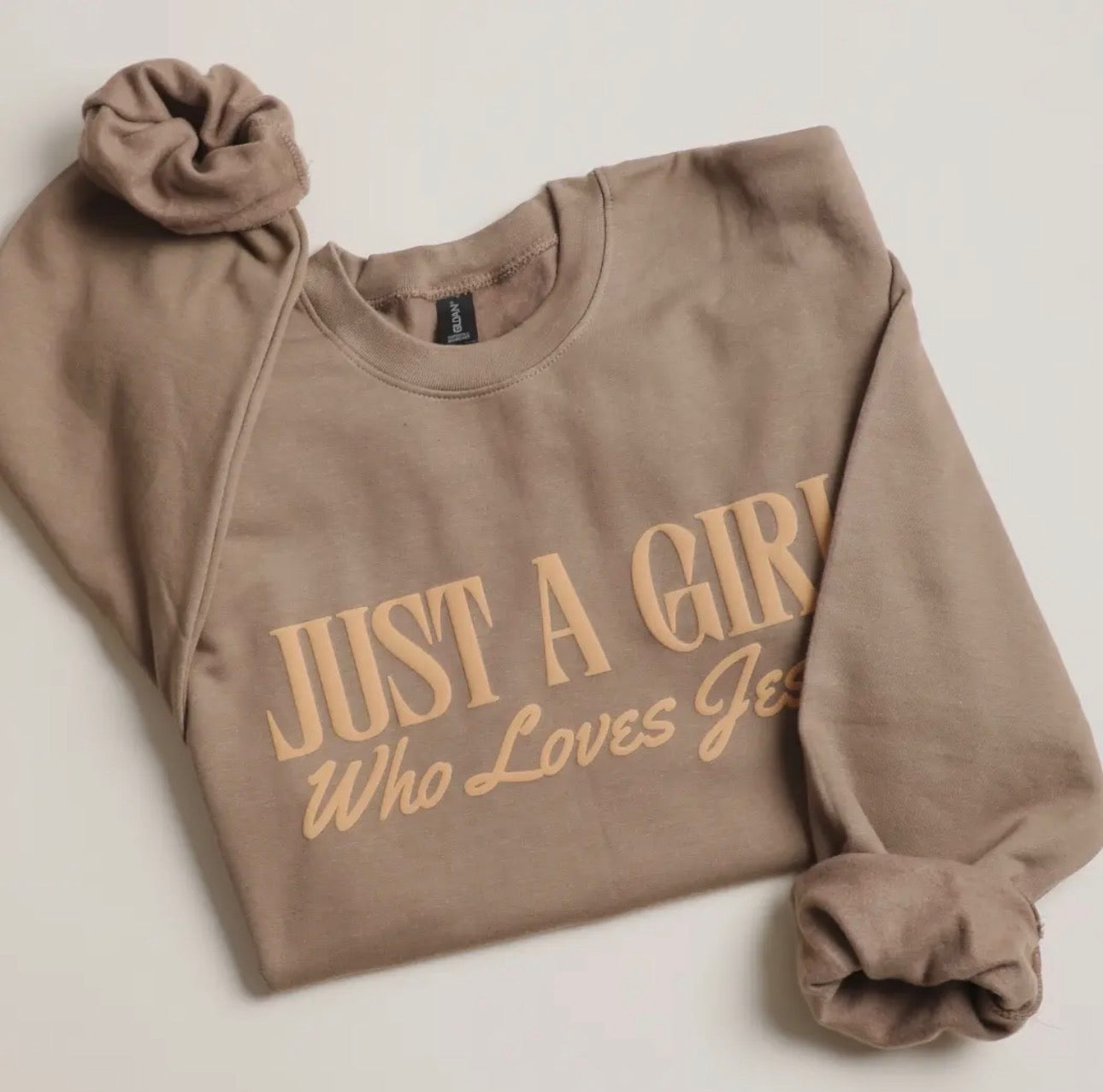 Just A Girl Who Loves Jesus – Sweatshirt-Warm Taupe 🤎